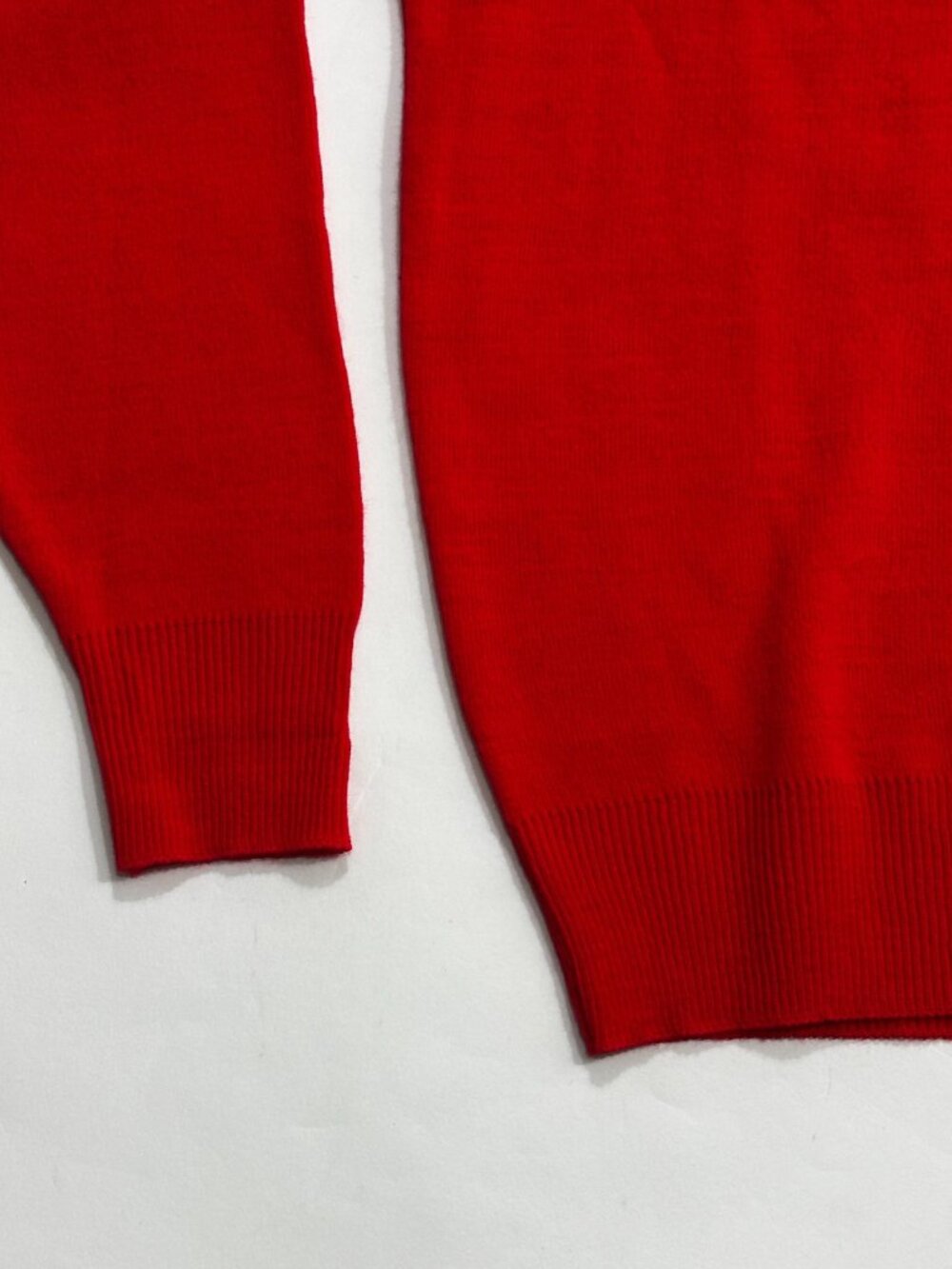 Vintage IZOD Mens Large Red V-Neck Sweater Acrylic Embroidered Crest Preppy USA - Picture 7 of 16